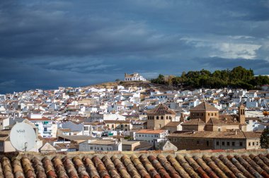 ANTEQUERA, İspanya - 17 Eylül 2023: Antequera, İspanya 'daki tarihi Endülüs şehrinin panoramik görüntüsü