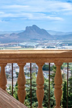 ANTEQUERA, İspanya - 17 Eylül 2023: Antequera, İspanya 'daki tarihi Endülüs şehrinin panoramik görüntüsü