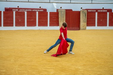 ANTEQUERA, İspanya - 17 Eylül 2023: Antequera, İspanya 'da boğa güreşçisi eğitimi