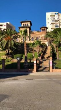 TORREMOLINOS, SPAIN - 15 Kasım 2023 tarihinde İspanya 'nın Torremolinos kentinde 1926 yılında inşa edilen küçük bir saray.