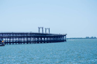 HUELVA, İspanya - 11 Haziran 2023: Huelva, İspanya 'daki Riotinto İskelesi ve limanının tadını çıkarmak