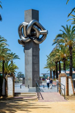 HUELVA, İspanya - 11 Haziran 2023: Huelva, İspanya 'da Denizci düğümü heykeli (Nudo Marinero) 11 Haziran 2023