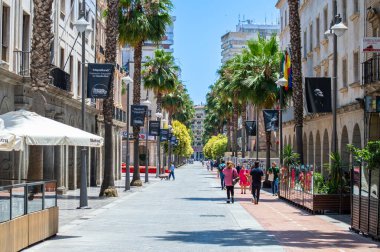 HUELVA, İspanya - 11 Haziran 2023: İspanya 'nın Huelva kentinde yaz sabahı şehir merkezini keşfetmek