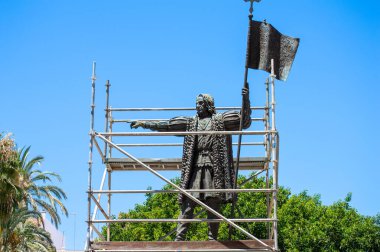 HUELVA, İspanya - 11 Haziran 2023: Christopher Columbus 'un Huelva, İspanya' daki heykeli 11 Haziran 2023
