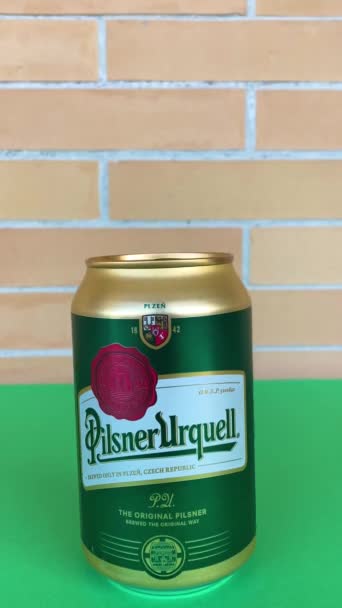 Malaga España Noviembre 2023 Botella Cerveza Pilsner Urquell Sobre Fondo — Vídeo de stock