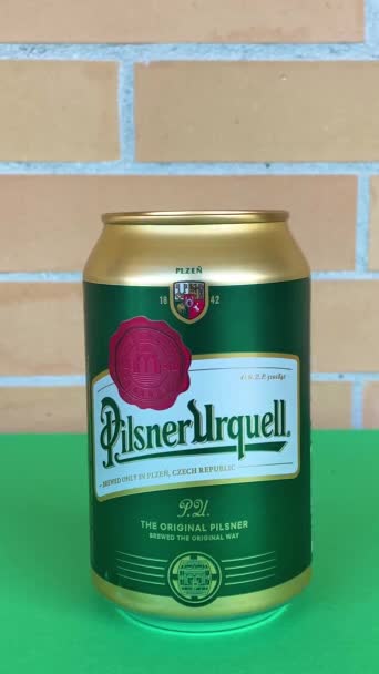 Malaga Spanje November 2023 Fles Pilsner Urquell Bier Bakstenen Muurachtergrond — Stockvideo