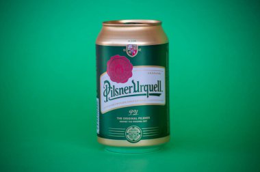MALAGA, İspanya - 17 Kasım 2023: 17 Kasım 2023 'te Malaga, İspanya' da yeşil arka planda Pilsner Urquell birası