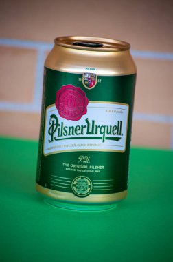 MALAGA, İspanya - 17 Kasım 2023: 17 Kasım 2023 'te Malaga, İspanya' da yeşil arka planda Pilsner Urquell birası