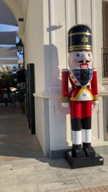 MALAGA, İspanya - 15 Kasım 2023: 15 Kasım 2023 'te İspanya' nın Malaga kentindeki Plaza Belediye Başkanı alışveriş merkezinde Noel 'in şenlikli cazibesini yakalayın