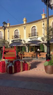 MALAGA, İspanya - 15 Kasım 2023: 15 Kasım 2023 'te İspanya' nın Malaga kentindeki Plaza Belediye Başkanı alışveriş merkezinde Noel 'in şenlikli cazibesini yakalayın