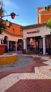 MALAGA, İspanya - 15 Kasım 2023 'te İspanya' nın Malaga kentindeki Plaza Mayor alışveriş merkezinden satın alma