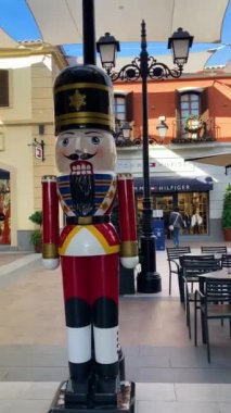 MALAGA, İspanya - 15 Kasım 2023: 15 Kasım 2023 'te İspanya' nın Malaga kentindeki Plaza Belediye Başkanı alışveriş merkezinde Noel 'in şenlikli cazibesini yakalayın