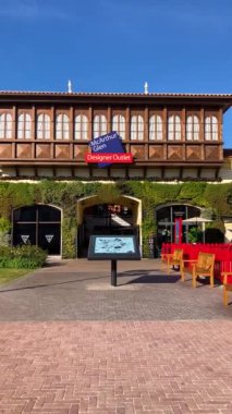 MALAGA, İspanya - 15 Kasım 2023 'te İspanya' nın Malaga kentindeki Plaza Mayor alışveriş merkezinden satın alma