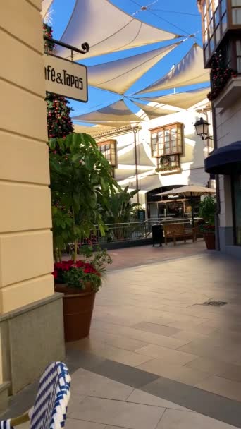 马拉加 2023年11月15日 2023年11月15日 在西班牙马拉加市长广场购物中心捕获了一棵圣诞树的节日魅力 — 图库视频影像