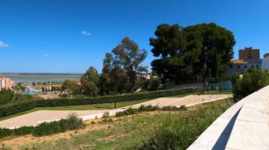 HUELVA, İspanya - 11 Haziran 2023: Odeil nehrinin panoramik manzarası 11 Haziran 2023 'te Huelva, İspanya' da