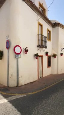 ESTEPONA, İspanya - 29 Temmuz 2023 'te İspanya' nın Estepona kentinde güneşli bir yaz gününde şehir merkezinde yürüyüş