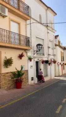 ESTEPONA, İspanya - 29 Temmuz 2023 'te İspanya' nın Estepona kentinde güneşli bir yaz gününde şehir merkezinde yürüyüş