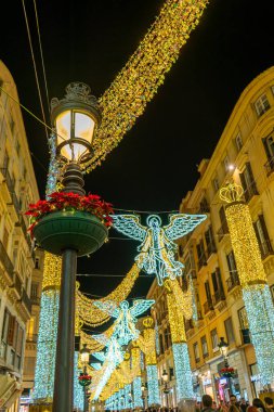 MALAGA, İspanya - 23 Aralık 2022: 23 Aralık 2022 İspanya 'nın Malaga kentindeki şehir merkezinde Noel süslemeleri