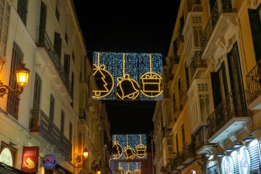 MALAGA, İspanya - 23 Aralık 2022: 23 Aralık 2022 İspanya 'nın Malaga kentindeki şehir merkezinde Noel süslemeleri