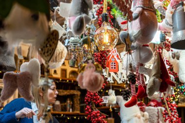 MALAGA, İspanya - 23 Aralık 2022: 23 Aralık 2022 'de İspanya' nın Malaga kenti yakınlarındaki Noel panayırı