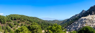 Lucero Tepesi 'ne yürüyüş yolu Tejeda, Almijara ve Alhama Doğal Dağlar Parkı.