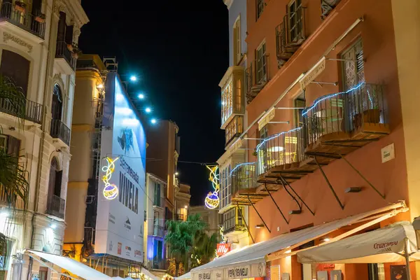 MALAGA, İspanya - 23 Aralık 2022: 23 Aralık 2022 İspanya 'nın Malaga kentindeki şehir merkezinde Noel süslemeleri