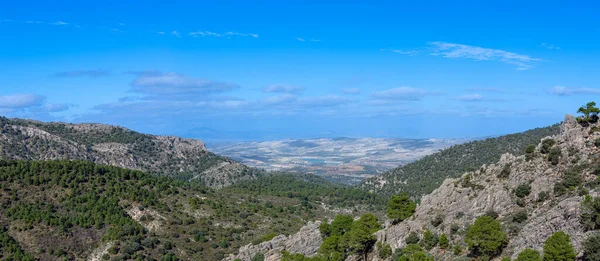 Lucero Tepesi 'ne yürüyüş yolu Tejeda, Almijara ve Alhama Doğal Dağlar Parkı.