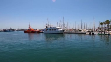 ESTEPONA, İspanya - 29 Temmuz 2023 'te İspanya' nın Estepona kentindeki yat ve tekneler