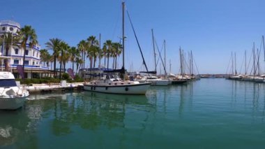 ESTEPONA, İspanya - 29 Temmuz 2023 'te İspanya' nın Estepona kentindeki yat ve tekneler