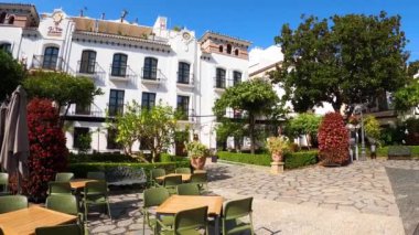 ESTEPONA, İSPAN - 29 Temmuz 2023 'te İspanya' nın Estepona kentinde yaz sabahı çiçek meydanı