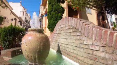 ESTEPONA, İspanya - 29 Temmuz 2023 'te İspanya' nın Estepona kentinde güneşli bir yaz gününde şehir merkezinde yürüyüş