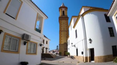 ESTEPONA, İspanya - 29 Temmuz 2023 'te İspanya' nın Estepona kentinde güneşli bir yaz gününde şehir merkezinde yürüyüş