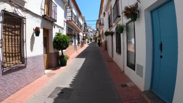 エステパノ スパニン July 2023 2023 スペインのエステポナの晴れた夏の日の市内中心部を歩く — ストック動画
