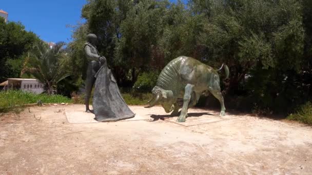 Эстепона Испания Июля 2023 Года Тореадор Статуя Быка Перед Корридой — стоковое видео