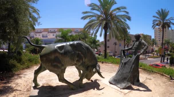 Estepona Spain July 2023 Торадор Статуя Бика Перед Биком Естепоні — стокове відео