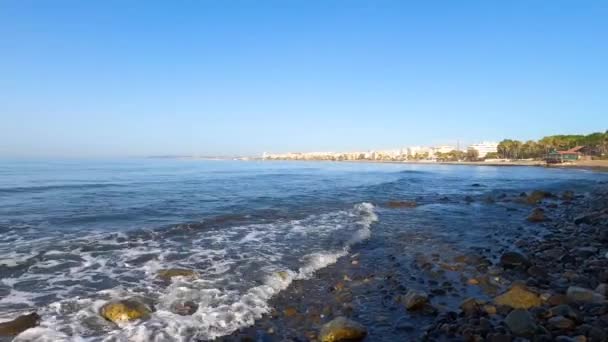 Estepona Spanya Sahil Deniz Kıyısında Gezinti — Stok video