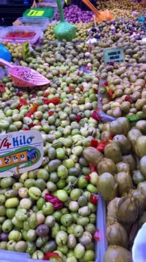 MALAGA, İspanya - 22 Kasım 2023: 22 Kasım 2023 tarihinde İspanya 'nın Malaga kentindeki Atarazana Merkez Pazarı' nda taze deniz ürünleri, et, sebze ve meyve çeşitliliği sağlanması