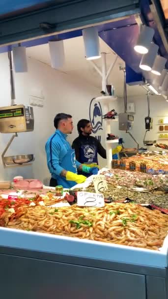 马德里 2023年11月22日 2023年11月22日 西班牙马拉加Atarazanas中央市场上新鲜海鲜 蔬菜和水果的多样性融合 — 图库视频影像