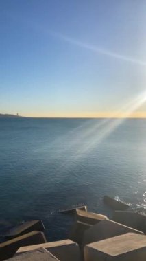 MALAGA, İspanya - 22 Kasım 2023 'te İspanya' nın Malaga kentindeki limanda güneşli bir sabah gününde yatlar ve Cruze yolcu gemileri arasında yapılan yürüyüşün keyfini çıkarmak