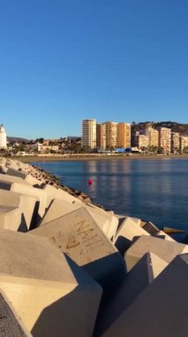MALAGA, İspanya - 22 Kasım 2023 'te İspanya' nın Malaga kentindeki limanda güneşli bir sabah gününde yatlar ve Cruze yolcu gemileri arasında yapılan yürüyüşün keyfini çıkarmak