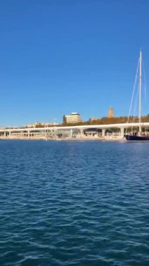 MALAGA, İspanya - 22 Kasım 2023 'te İspanya' nın Malaga kentindeki limanda güneşli bir sabah gününde yatlar ve Cruze yolcu gemileri arasında yapılan yürüyüşün keyfini çıkarmak