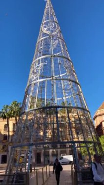 MALAGA, İspanya - 22 Kasım 2023: İspanya 'nın Malaga kentindeki şehir merkezinde Noel süslemeleri