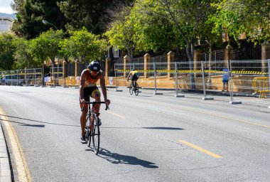 BENALMADENA, İspanya - 13 Mayıs 2023: İspanya 'nın Benalmadena kentindeki Costa del Sol caddelerinde bisiklet yarışları