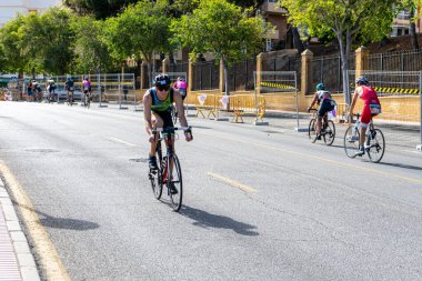 BENALMADENA, İspanya - 13 Mayıs 2023: İspanya 'nın Benalmadena kentindeki Costa del Sol caddelerinde bisiklet yarışları