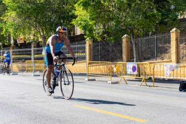 BENALMADENA, İspanya - 13 Mayıs 2023: İspanya 'nın Benalmadena kentindeki Costa del Sol caddelerinde bisiklet yarışları