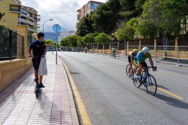 BENALMADENA, İspanya - 13 Mayıs 2023: İspanya 'nın Benalmadena kentindeki Costa del Sol caddelerinde bisiklet yarışları