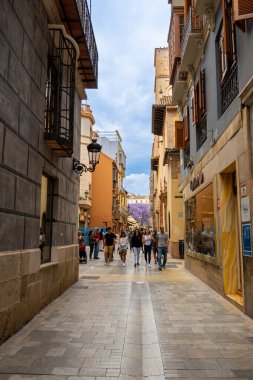 MALAGA, İspanya - 20 Mayıs 2023: Malaga, İspanya 'da Madre de Dios caddesinde yürüyüş (Madre de Dios)