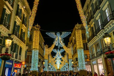 MALAGA, İspanya - 3 Aralık 2022: Malaga, İspanya 'da Marqus de Larios caddesinde Noel süslemeleri