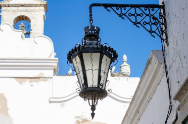 FARO, PORTUGAL - 1 Mart 2023: Portekiz 'in Faro kentindeki tarihi şehir merkezinde yürüyüş