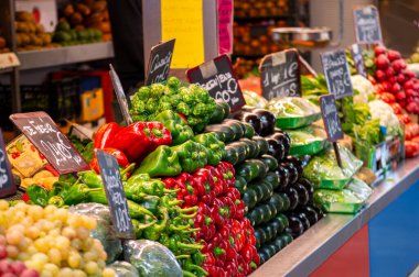 MALAGA, İspanya - 22 Kasım 2023: 22 Kasım 2023 tarihinde İspanya 'nın Malaga kentindeki Atarazana Merkez Pazarı' nda taze deniz ürünleri, et, sebze ve meyve çeşitliliği sağlanması